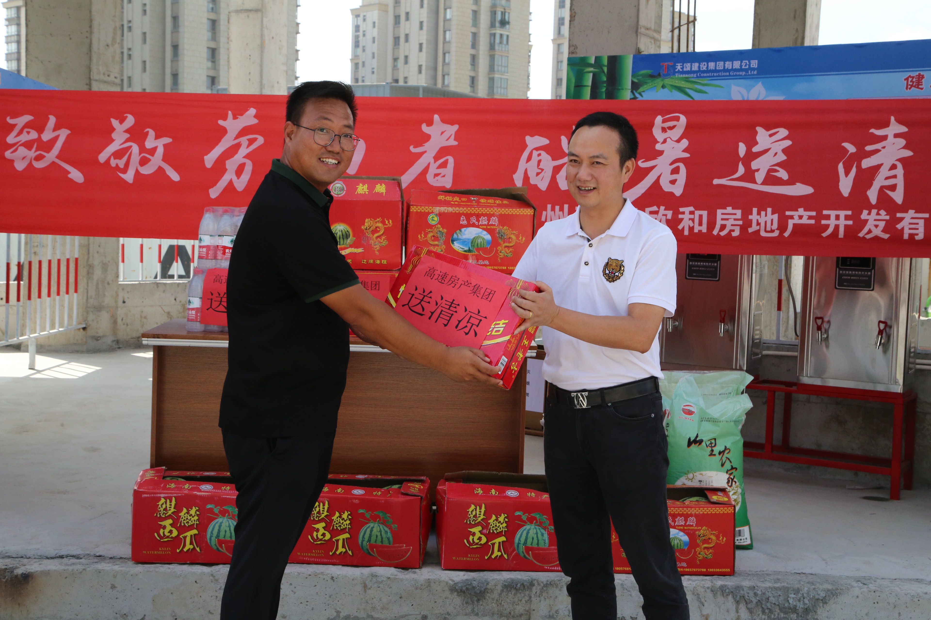 圖為臺州高速集團(tuán)副總經(jīng)理羅小將在云禧悅府項(xiàng)目工地生活區(qū)送清涼.JPG