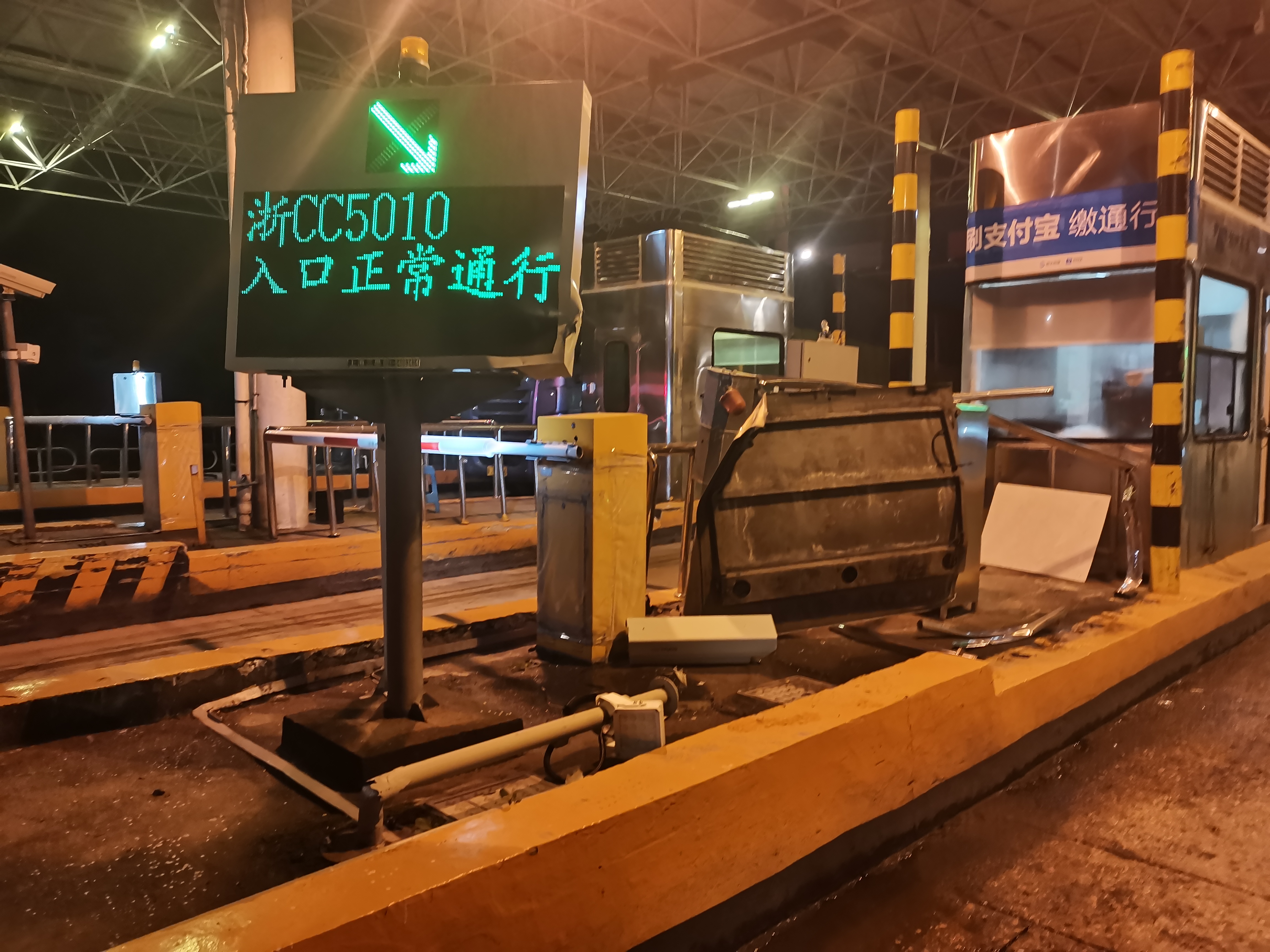 1629097385772368.jpg 設(shè)備被撞現(xiàn)場.jpg