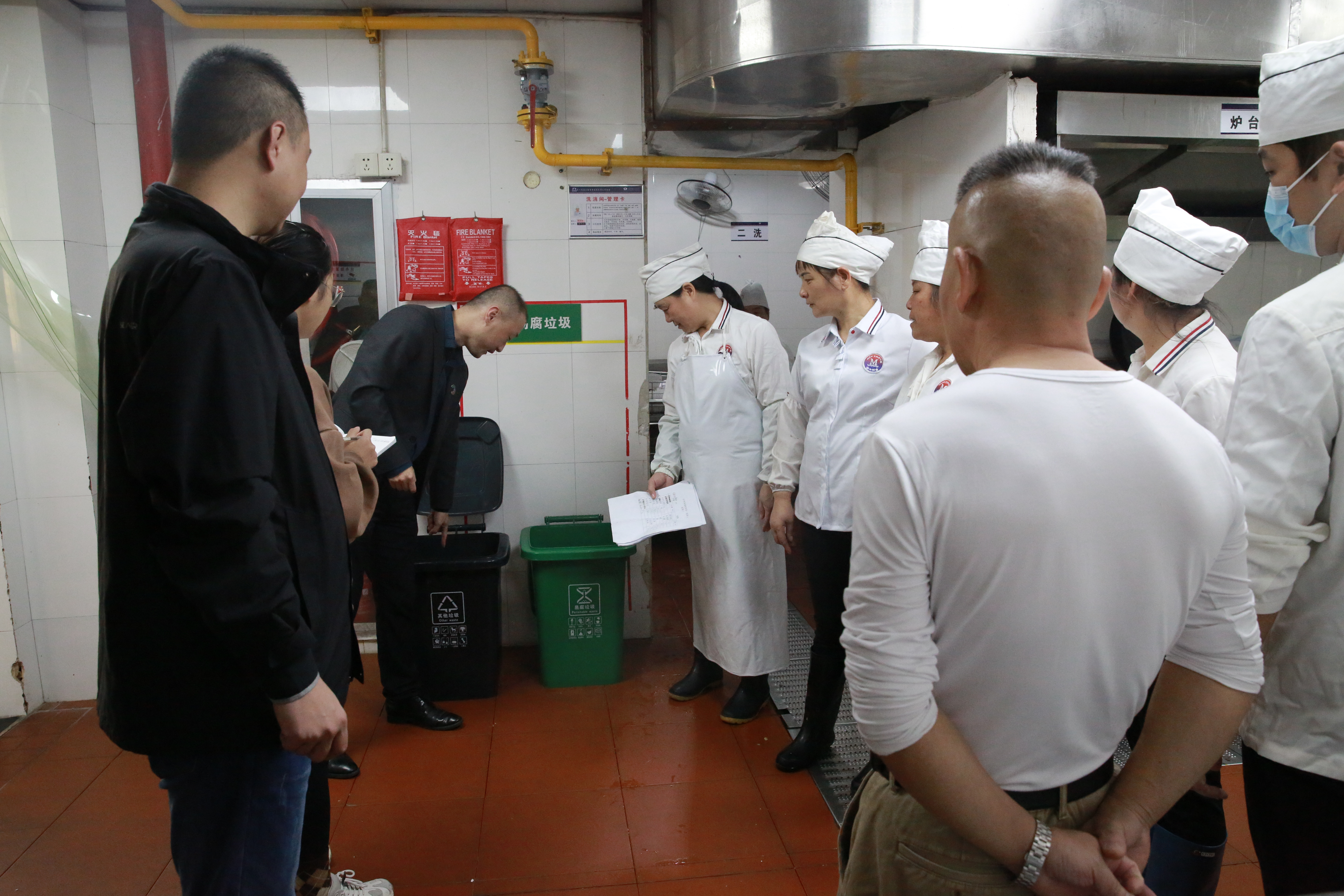 1635323311979008.jpg 對食堂工作人員現場講解.JPG