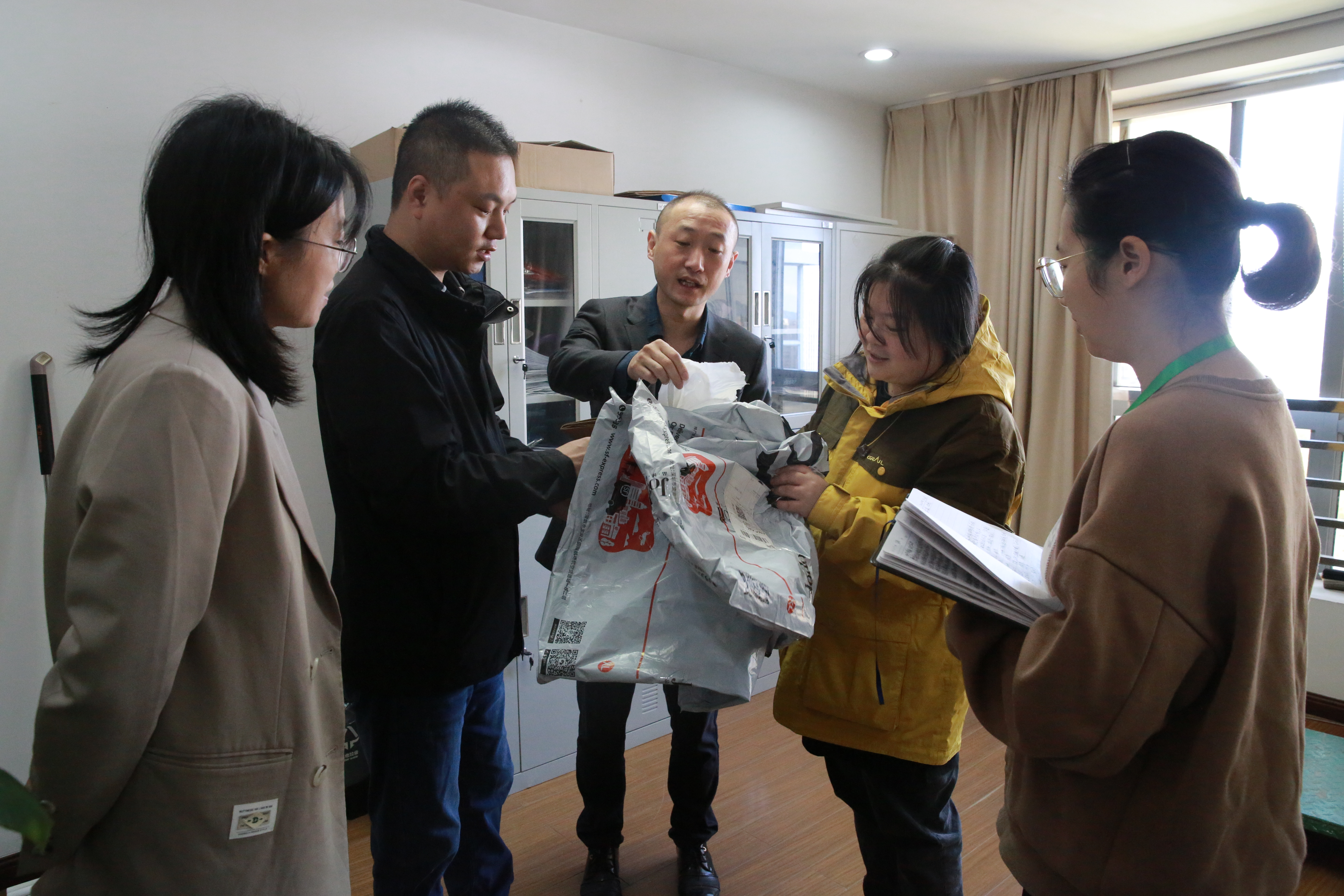 1635323324300792.jpg 張波正在講解包裝袋的發類.JPG