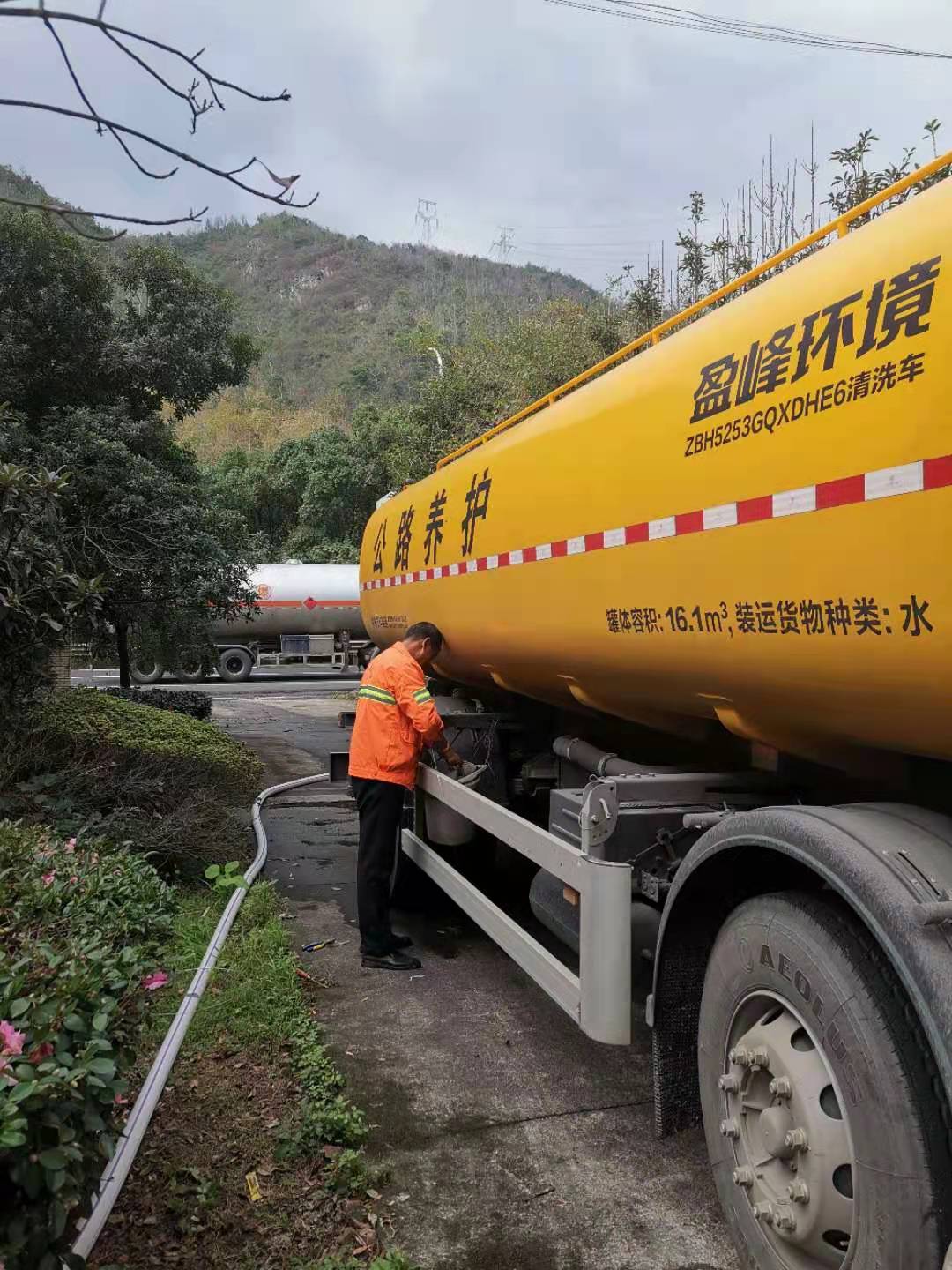 1669620030736008.jpg 2022.11.23灑水車作業(yè).jpg