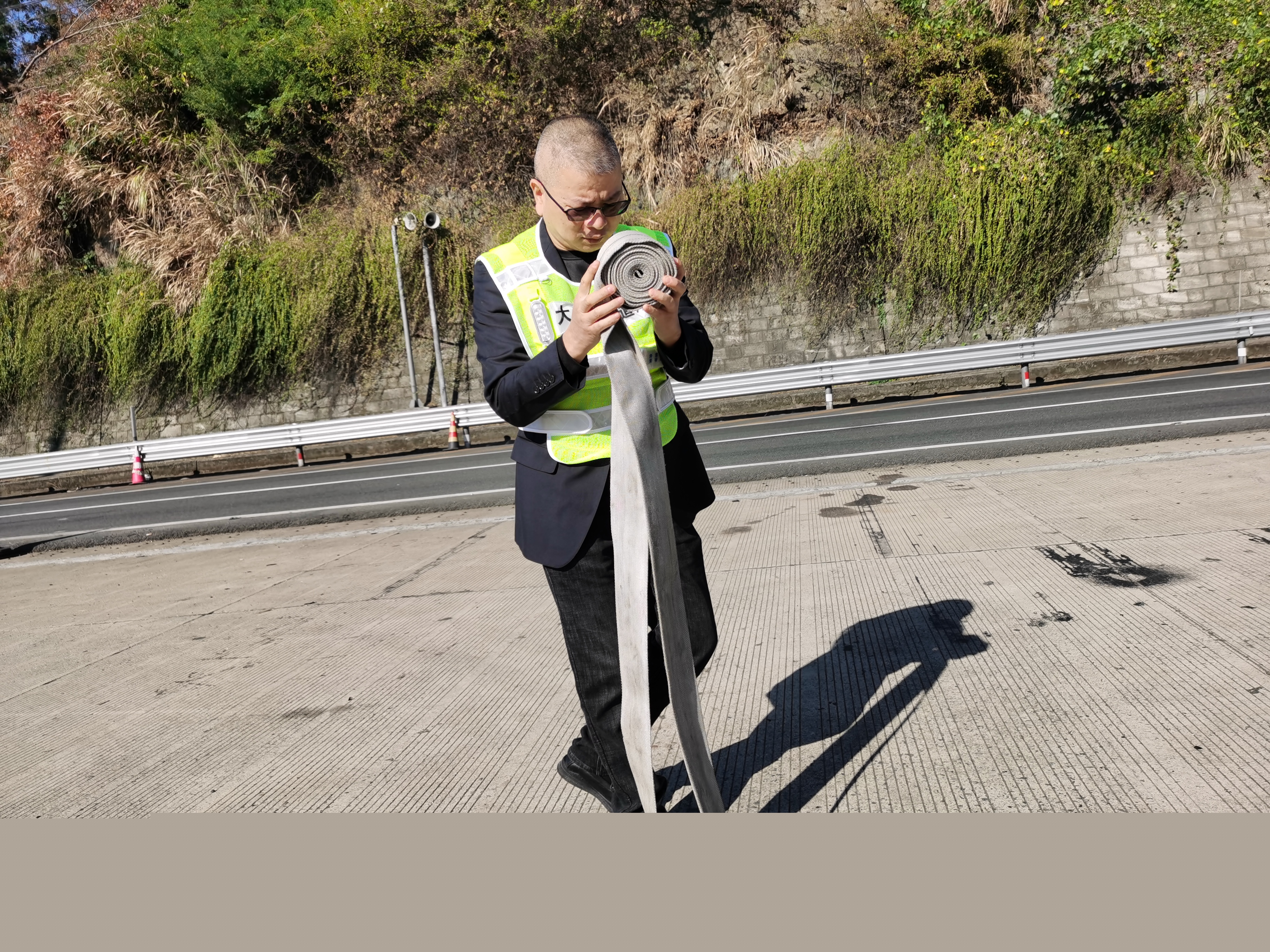 1669620399406394.jpg 金衛軍在安全檢查時整理消防水帶 陳智慧攝.jpg