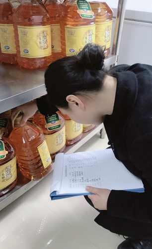 圖為工作人員檢查食品有效日期 徐蘇蘇攝_副本.jpg